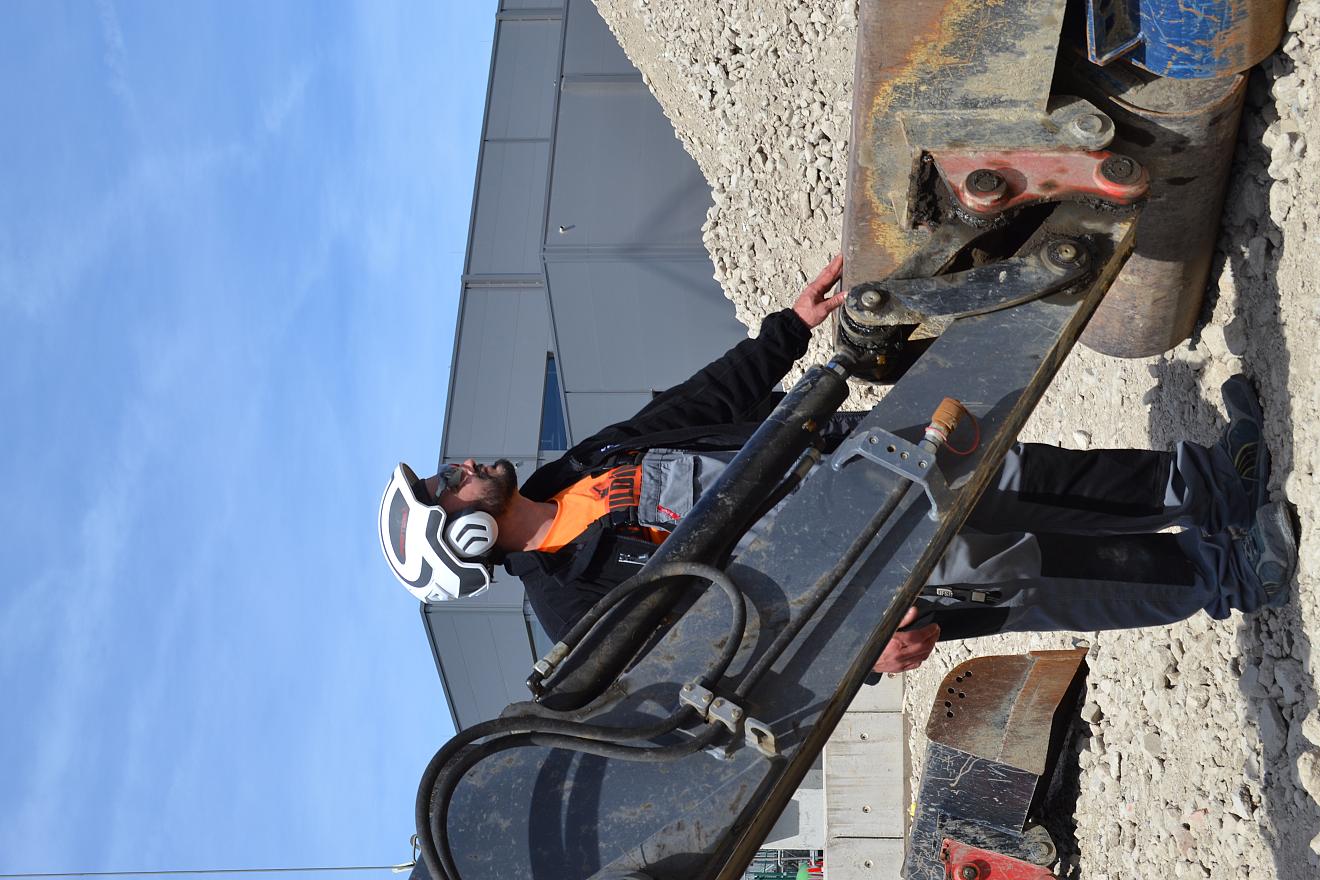 Formateur engins IFSB avec EPI sur chantier